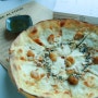 까망베르 치즈 갈릭 피자 Camembert cheese & Garlic pizza