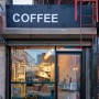 뉴욕시 뒷골목의 커피숍인테리어