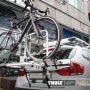 BMW X1 차량에 알루미늄 합금 스마트 자전거캐리어를 장착합니다.