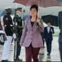 우산들고 워싱턴 땅을 밟는 한미정상회담 박근혜 대통령
