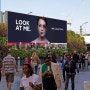 그냥은 지나칠 수 없는 세계여성의날 옥외광고 / 칸광고제 수상작 / 기부 광고 / 디지털 광고 / Look At Me: Women's Aid interactive billboard
