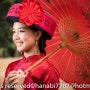 붉은 전통의상을 입은 몽족 (묘족) 소녀