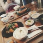 일본가정식을 먹을 수 있는 코네코테이블.