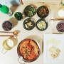 [집밥 밥상] 김치찜, 대구살스테이크, 깻잎지짐만두, 밑반찬 + 서울 장수막걸리