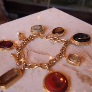 엑스타시아 쥬얼리 팔찌 EXTASIA Gold Portia Intaglio Charm Bracelet ' 오스틴하우스 ' 용인동백 쇼룸