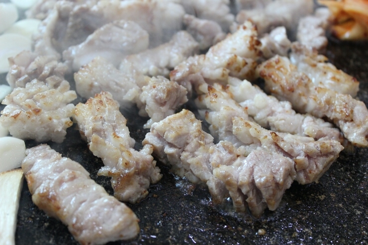신창동 맛집 :: 곱돌 위에 꽃이 피었네~ 꽃삼겹이 맛있는 석마루 : 네이버 블로그