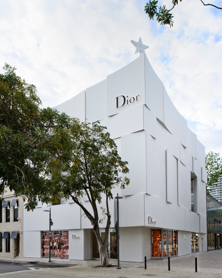 Dior reabre su icónica tienda insignia en París, con diseños de Peter Marino