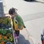 꽃을 좋아 하는 우리 딸
