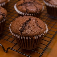 꾸덕꾸덕한 초콜릿 머핀으로도 만들 수 있는 초코컵케이크 만들기