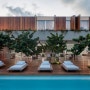 브라질의 수영장이 있는 개인 하우스 인테리어 : Studio Arthur Casas Designs a Spacious Contemporary Home in Pernambuco
