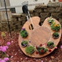 화분, 수반, 정원 소품들을 활용한 정원 꾸미기 아이디어