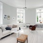 회색 흰색 목재 톤의 스웨덴 아파트