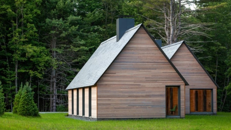 케이프코드 스타일_Cape Cod-style_의 단층박공매스에 삼목판재와 징크등의 소재를 더하고 난방볼륨을 최소화하기위해 처마를 ...