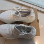 yeezy 이지부스트 350 v2 크림(cream)색상이 입고되었습니다