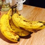 Q)넘나 잘 익은 바나나 어떻게 처리하시나요? A)냉동해부러!