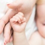 밤에 자주 깨는 아기 : 확인해야할 사항과 달래는 방법