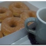 따끈한 커피 한 잔과 도넛 먹으면서 하루 일상 시작합니다
