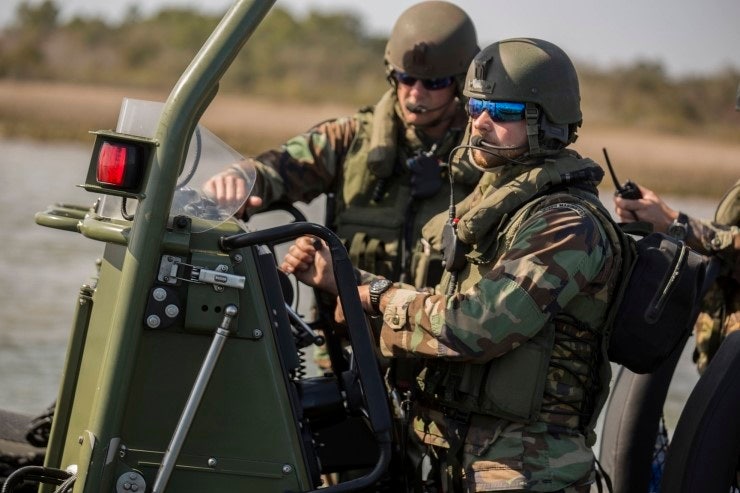 네덜란드 해병대 특수부대 보트의 FN MAG 기관총 사격 훈련 - Netherlands Marine Corps FRISC ...