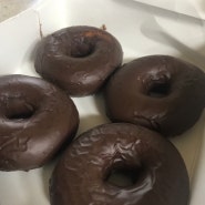 크리스피크림도넛(오리지널 글레이즈드, 초콜릿 오리지널 가격 및 후기)