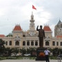 호치민 시티 인민위원회 청사(Ho Chi Minh City People's Committee Building) - 쭉 뻗은 광장 앞에서