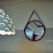 벽면 인테리어 : 아리아퍼니쳐의 스트랩거울