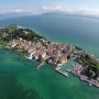 (드론 촬영)이탈리아의 호수 속 도시 "시르미오네"