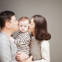 감성이 살아있는 아기가족사진 - 반디사진관