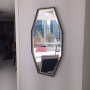 블랙프레임 거울로 센스있는 벽꾸미기