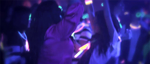 Танцующий наггетс под песню. Девушка танцует в клубе. Гиф танцы в клубе. Девочка танцует в клубе гиф. Тусовка в клубе.