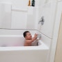 미국 서부 여행 첫날 Airbnb에서 목욕하는 아들.