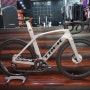 트렉 마돈 SLR 6 디스크 에어로 로드 자전거 입고 :: 새롭게 재탄생한 궁극의 레이스 바이크