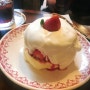 [익선동]개화기분위기 카페 동백양과자점 에서 딸기 수플레 팬케이크 먹방