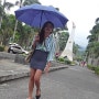 필리핀 여행지의 여자의 길거리 모습