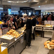 [ 부산 ] 해운대 센텀시티 장산 에 있는 카페 아슬란 의 인절미빵 을 신세계 지하 팝업스토어 에서 맛볼수 있었어요 !