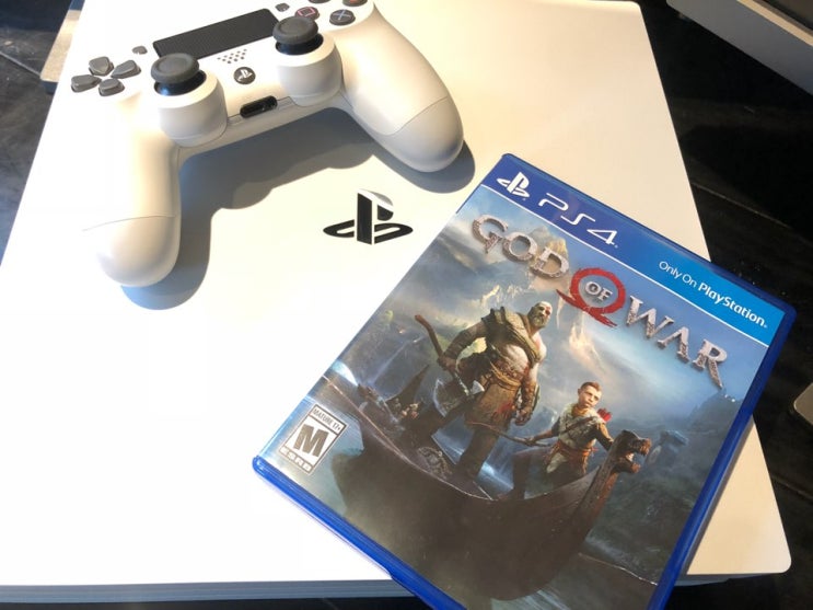 PlayStation4 Pro 4KHDRグレイシャー・ホワイト 1TB美品 恐い