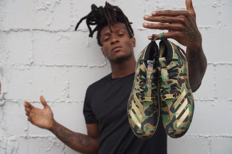 미식축구 선수 디안드레 홉킨스가 공개한 베이프 x 아디다스 아디제로 클릿 슈즈(DeAndre Hopkins Teases BAPE ...
