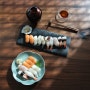 [스시 플레이팅] 직사각 스톤 플레이트 · 일본 꽃 종지 - 마트 초밥 & 즉석 미소시루로 간편하게 차려요