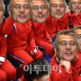 북한응원단, 문재인 가면 착용