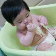 8개월 아기 , 먹기만하다 끝난 국수 촉감놀이 ㅋㅋ