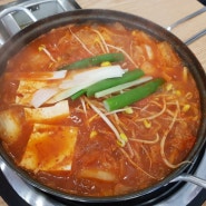 신박사 정통 김치찌개 생고기가 들어가있어 국물이 진하고 맛있어요.