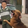 소년은 8개월 전 잃어버린 개를 다시 만나는 순간 울음을 터뜨립니다.