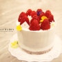 봄맞이. 딸기 케이크 꽃단장:)