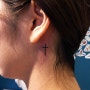 귀밑(귀뒤) 십자가 미니타투 :) 기독교의 상징을 타투로~