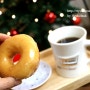 크리스피도넛 머그컵에 마시는 커피와 오리지널 글레이즈드