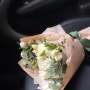 화이트 프리지아 핸드타이드 프리지아의 꽃말은 “새로운 시작을 응원합니다!”