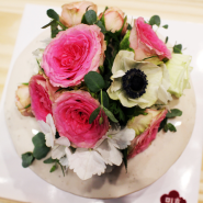 [마포생화케이크] 케이크와 꽃다발을 한번에! 생화케이크로 기념일 선물 고민 해결~