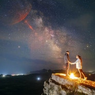 '별이 빛나는 밤'을 배경으로 촬영한 커플사진