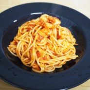 삐에트로 바실리코소스로 간단한 토마토 스파게티 만들기