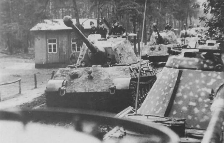 독일 503 중전차대대 타이거-2 전차의 철도 수송용 소폭 트랙- German schwere Panzer Abteilung ...