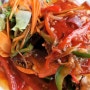 바다를 보며 식사하는 푸꾸옥 해산물 식당 - 씬짜오 씨푸드 레스토랑